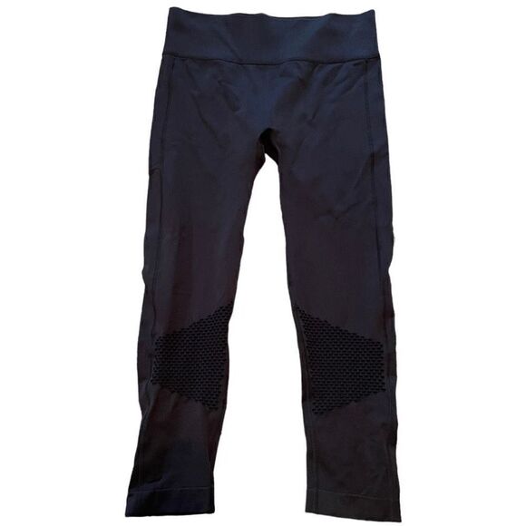 🐿️* Fabletics BlackCropped Leggings With Cutout Detail Size Unknown (Smallish) - Picture 1 of 5